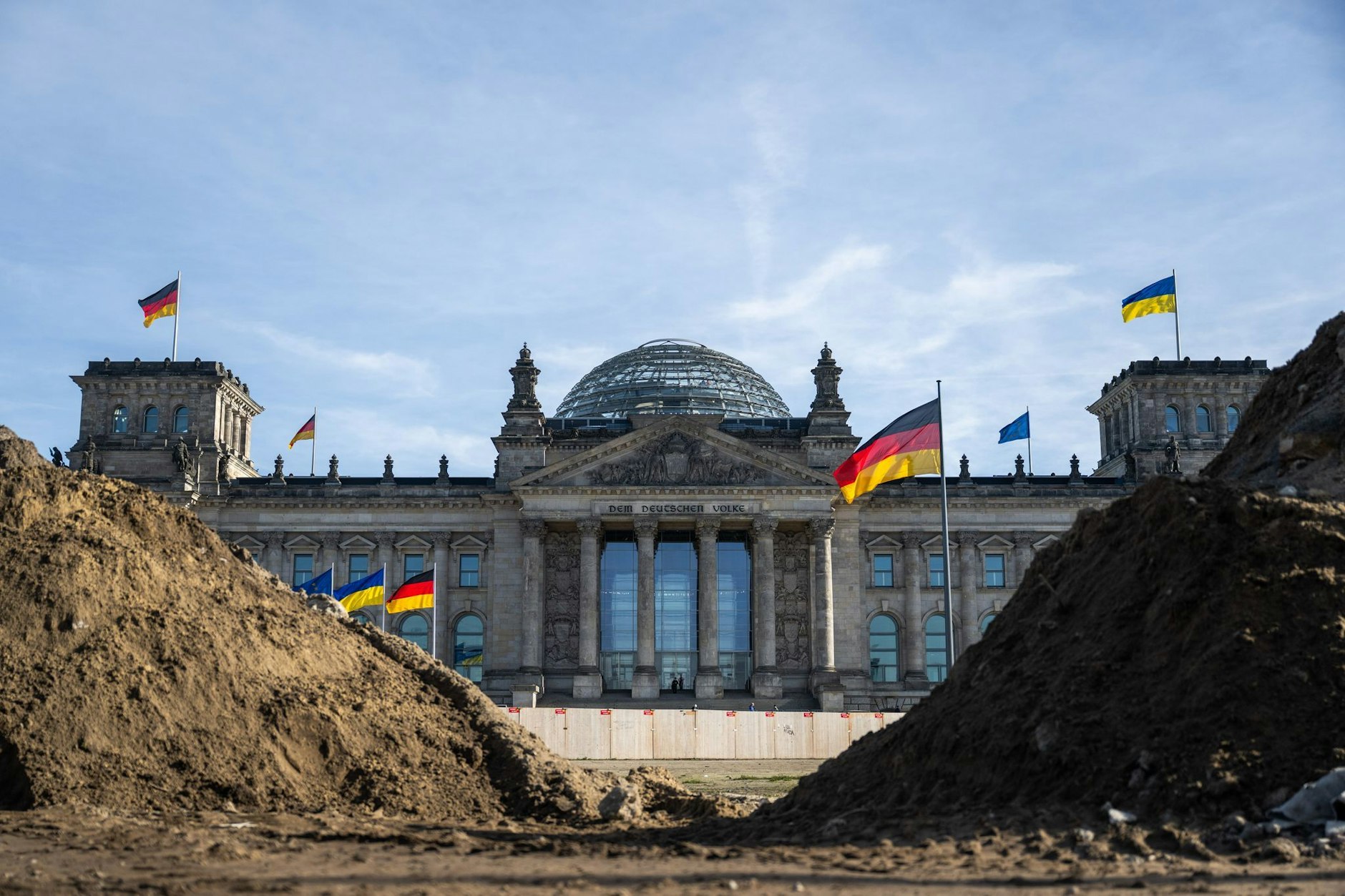Symbol für Aufbruch: Als die Merz-Regierung im Frühjahr startete, war vor dem Reichstagsgebäude noch eine Baustelle zu sehen.