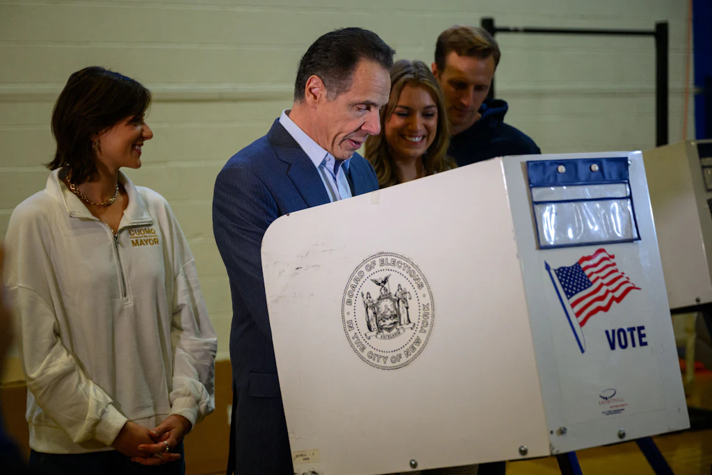 Der unabhängige Bürgermeister-Kandidat Andrew Cuomo bei der Stimmabgabe in New York