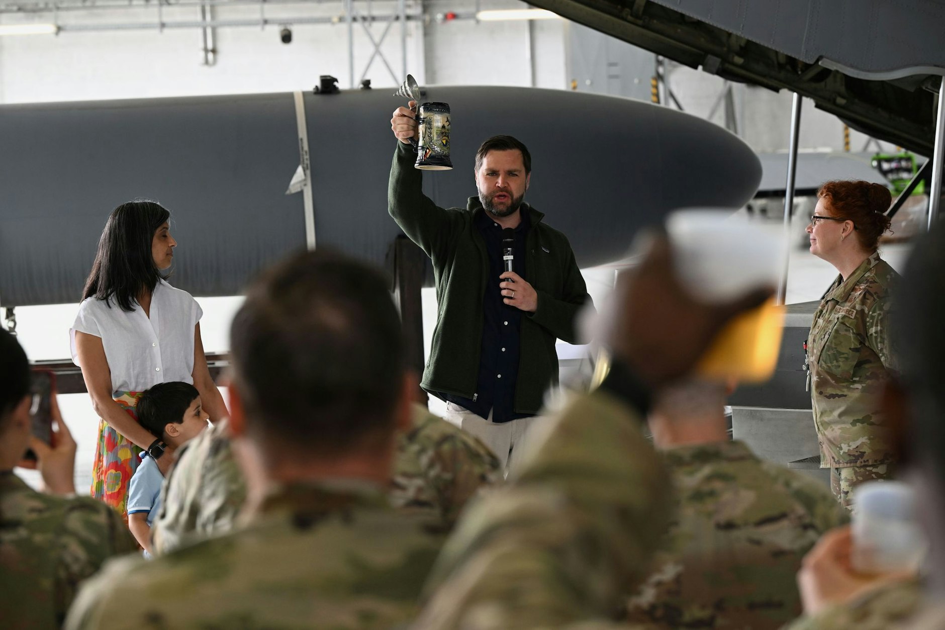 US-Vizepräsident J.D. Vance stößt auf dem Luftwaffenstützpunkt Ramstein mit US-Soldaten an.