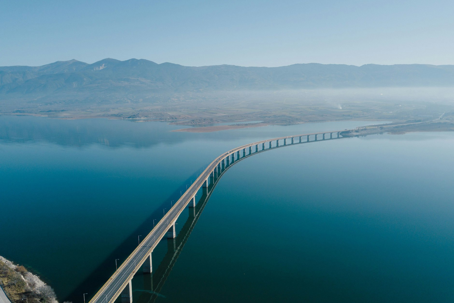 Eine Brücke verbindet die Insel Oléron mit dem Festland.