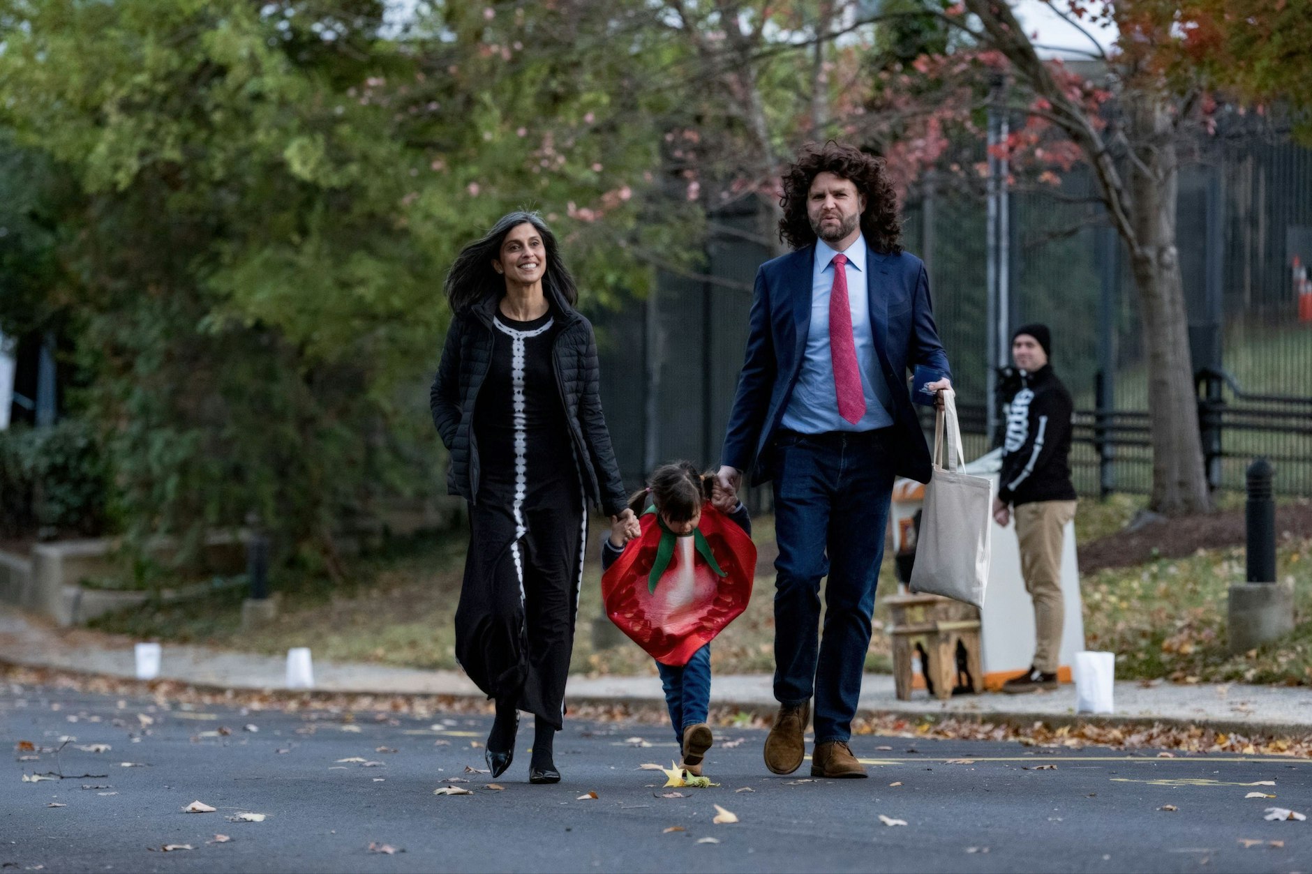 Campagne de relations publiques contre les rumeurs de séparation : Usha et JD Vance en promenade avec leur enfant pour Halloween