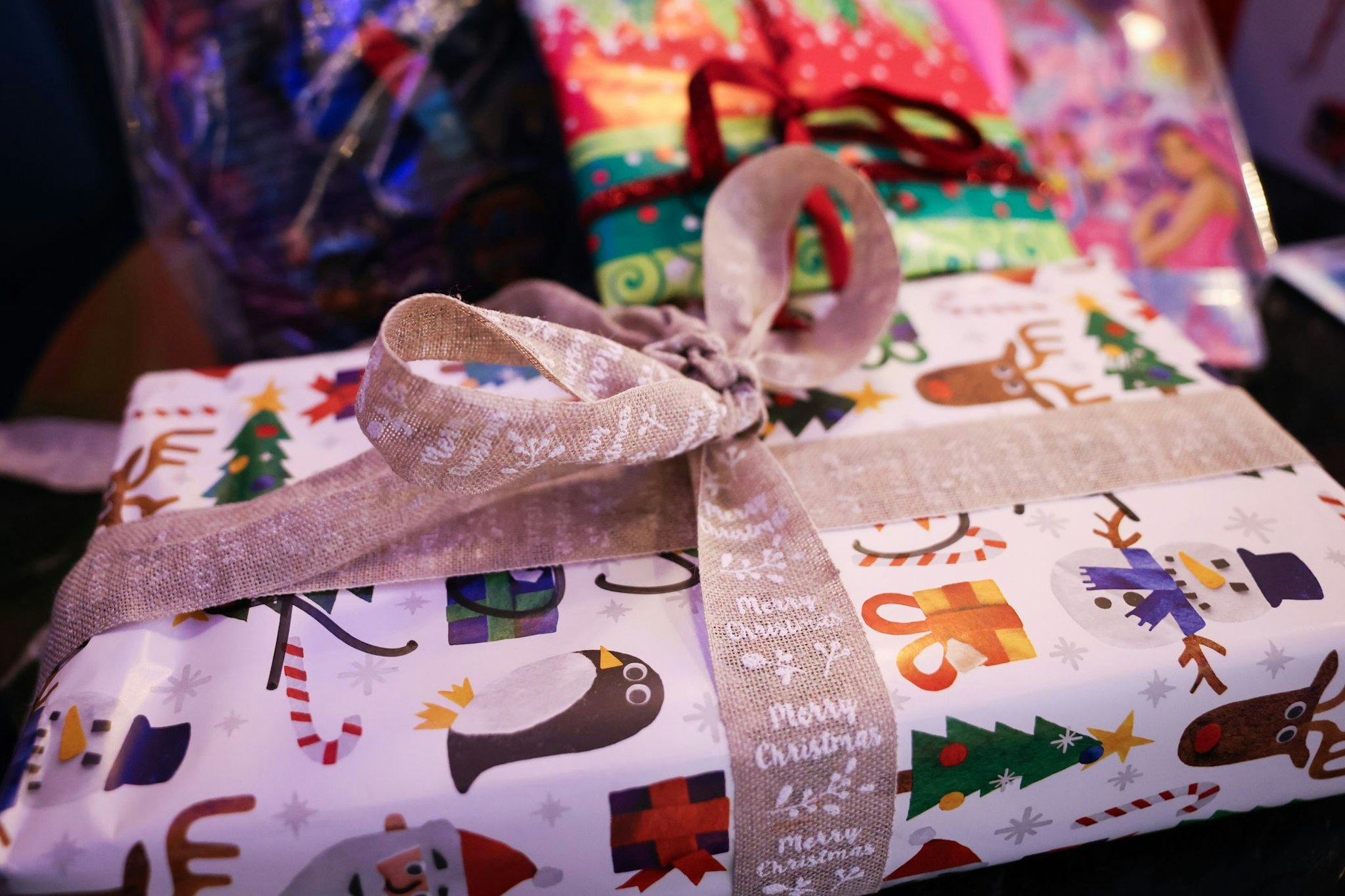 Weihnachtlich verpackte Geschenke liegen auf einem Tisch.