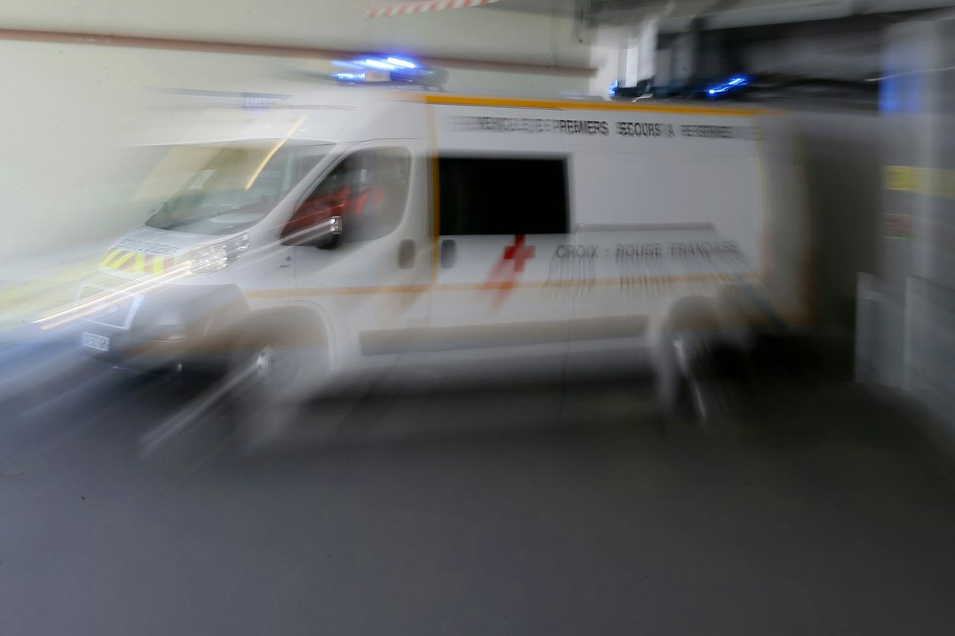 Frankreichs Retter sind im Großeinsatz: Ein Autofahrer hat am Mittwochmorgen im Westen des Landes mehrere Menschen angefahren.