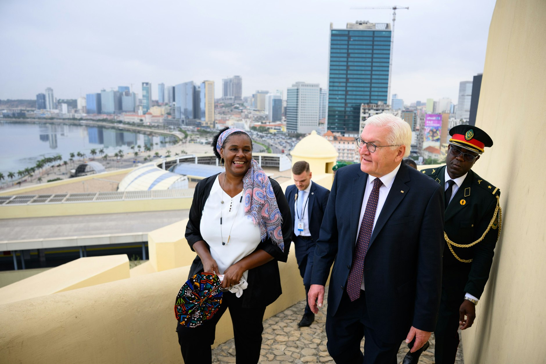 Bundespräsident Frank-Walter Steinmeier besucht die Festung Sao Miguel von 1576 und wird dort von Angela Mingas, Expertin für Urbanisierung, umhergeführt. Im Hintergrund die Uferstraße Marginal und die neue Skyline