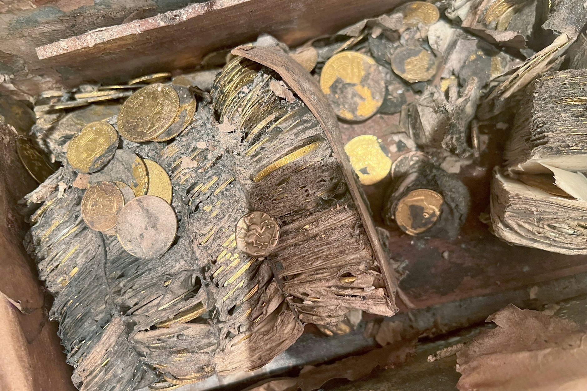 Ein Blick in eine der Kisten, in der tausende Goldmünzen in Tütchen verpackt jahrzehntelang in einem Garten in Europa vergraben waren.