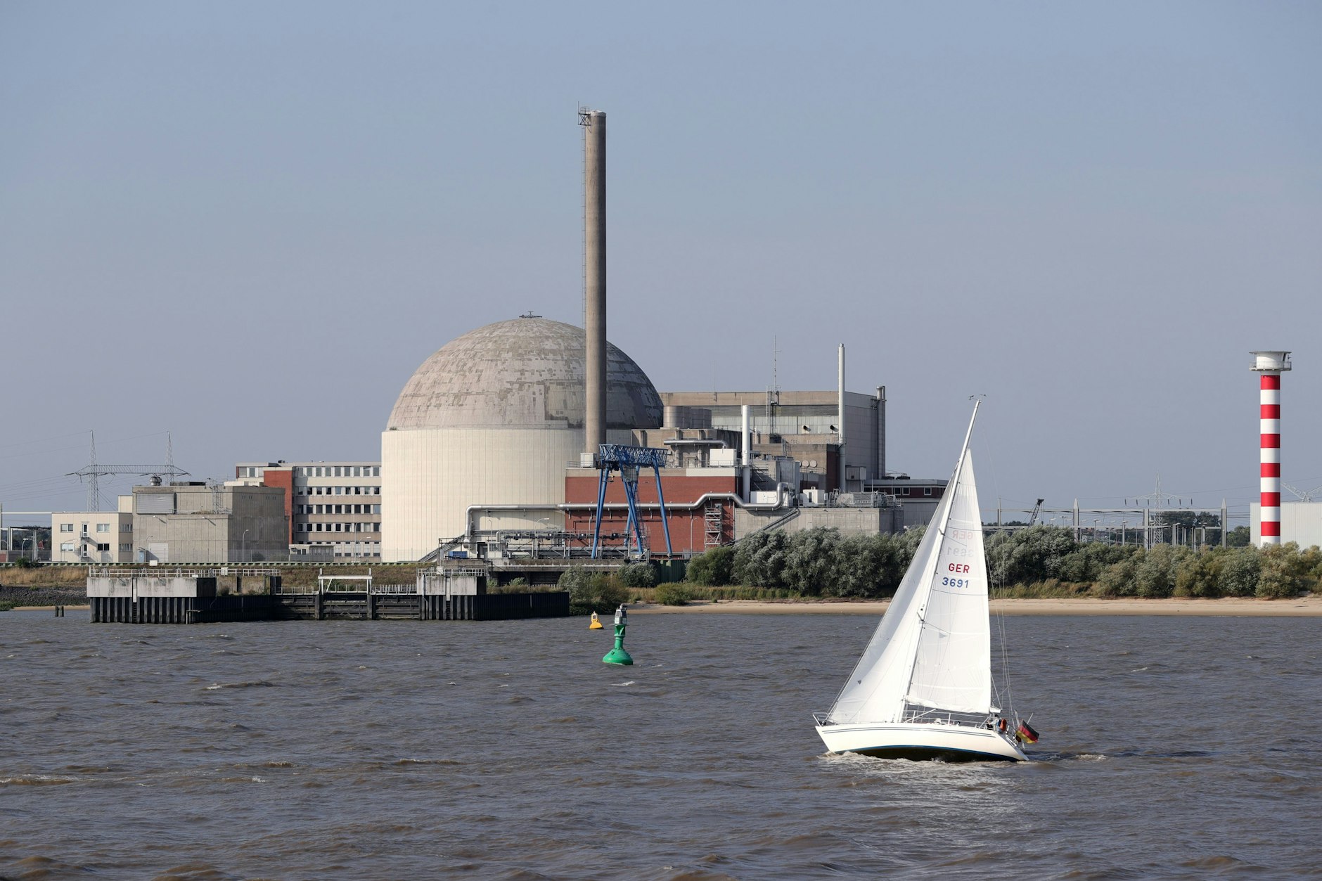 Niedersachsen, Stade: Das stillgelegte Kernkraftwerk Stade an der Elbe bei Stade Symbolbild.
