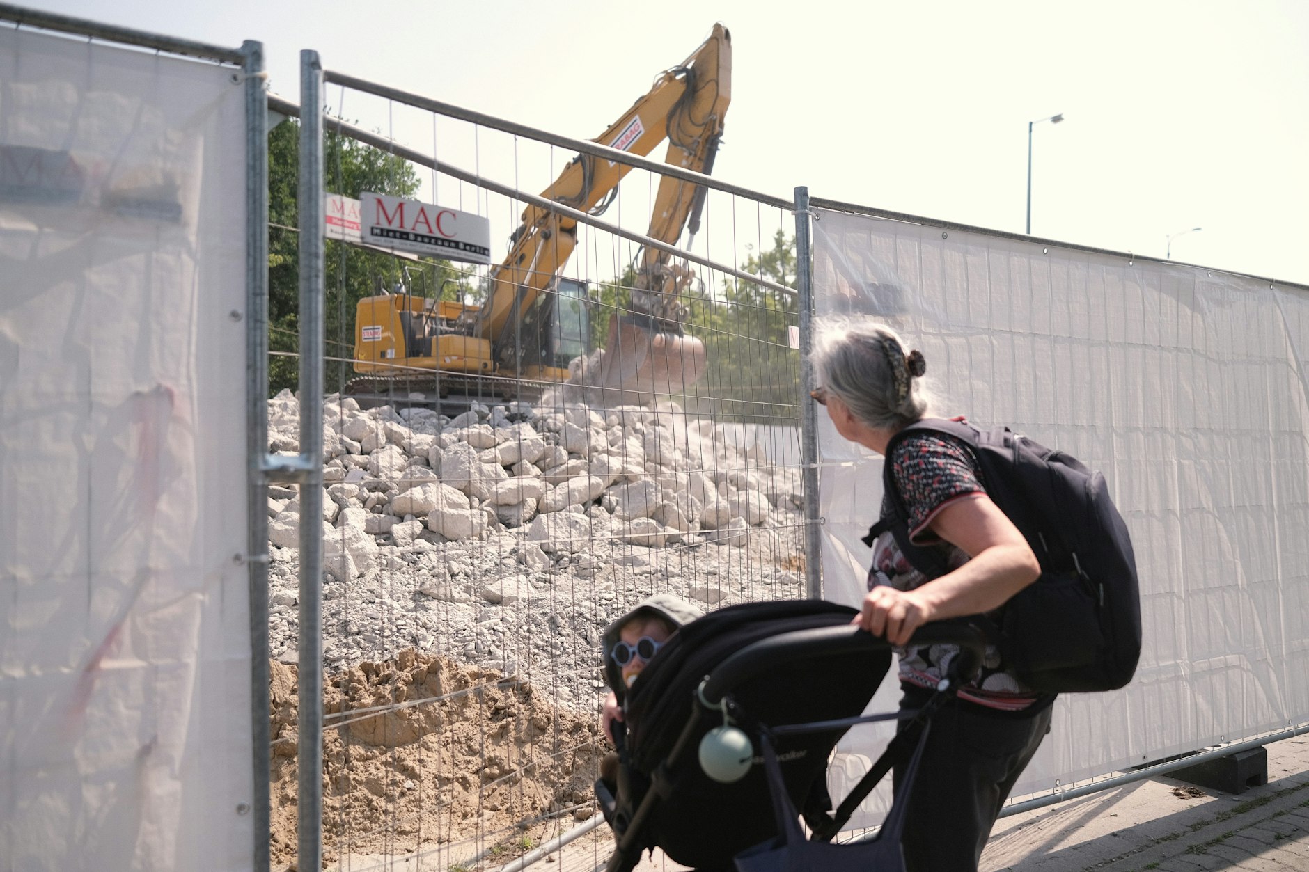 Erst im Frühjahr wurde an der Kreuzung zwischen Treskowallee und Straße an der Wuhlheide die Brücke an der Wuhlheide abgerissen.