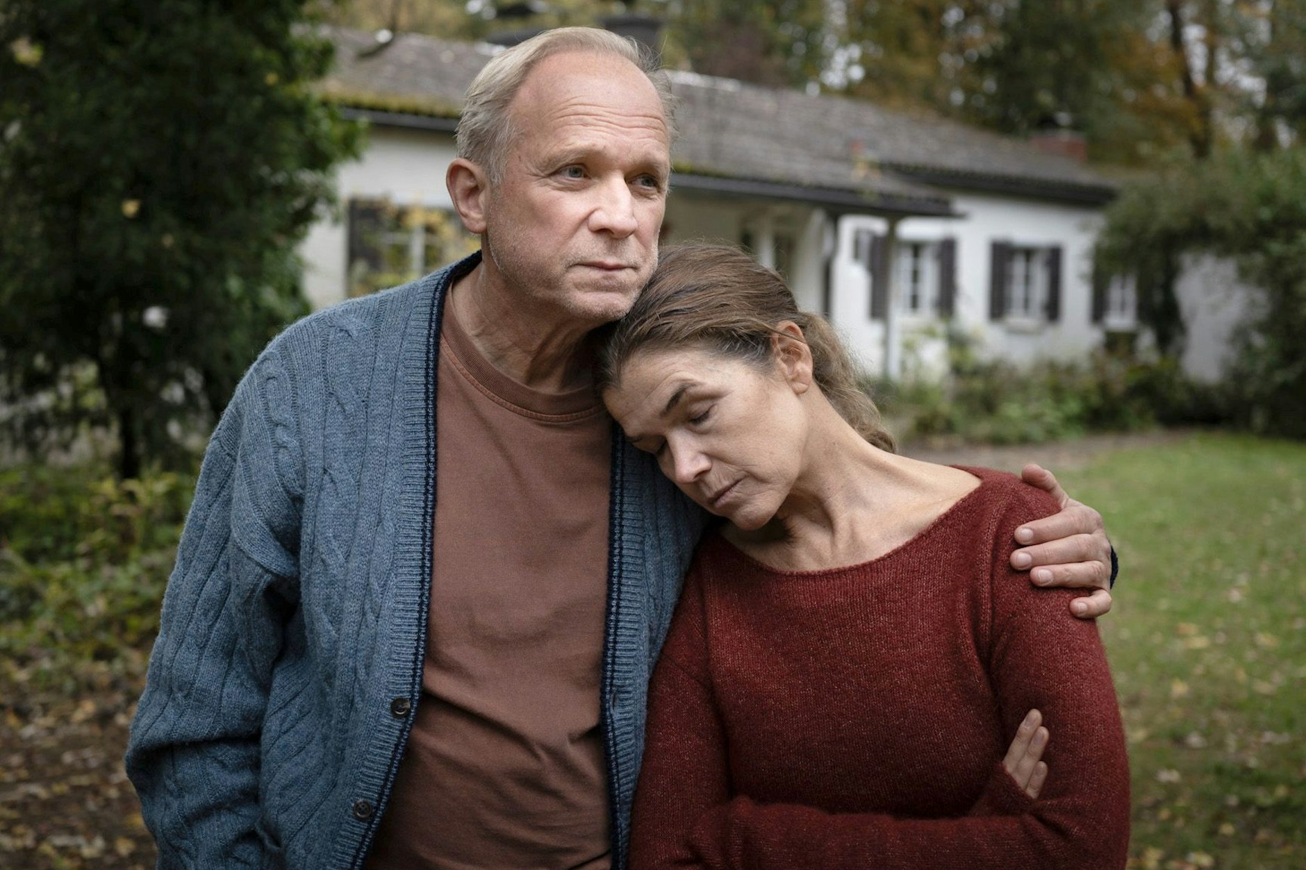 Im Zuge der Verwandlung: Anke Engelke als Rita und Ulrich Tukur als Hans in dem Film „Dann passiert das Leben“