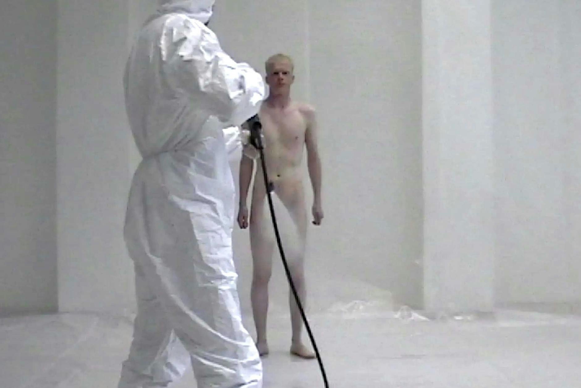 Sven Johne im Jahr 2000 bei seiner Performance „Hochdruckversuch“