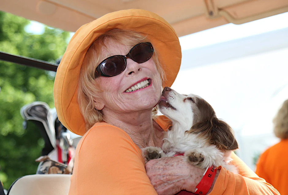 Elke Sommer mit ihrem Hund Smiley im Jahr 2018 bei einem Event in Thüringen.