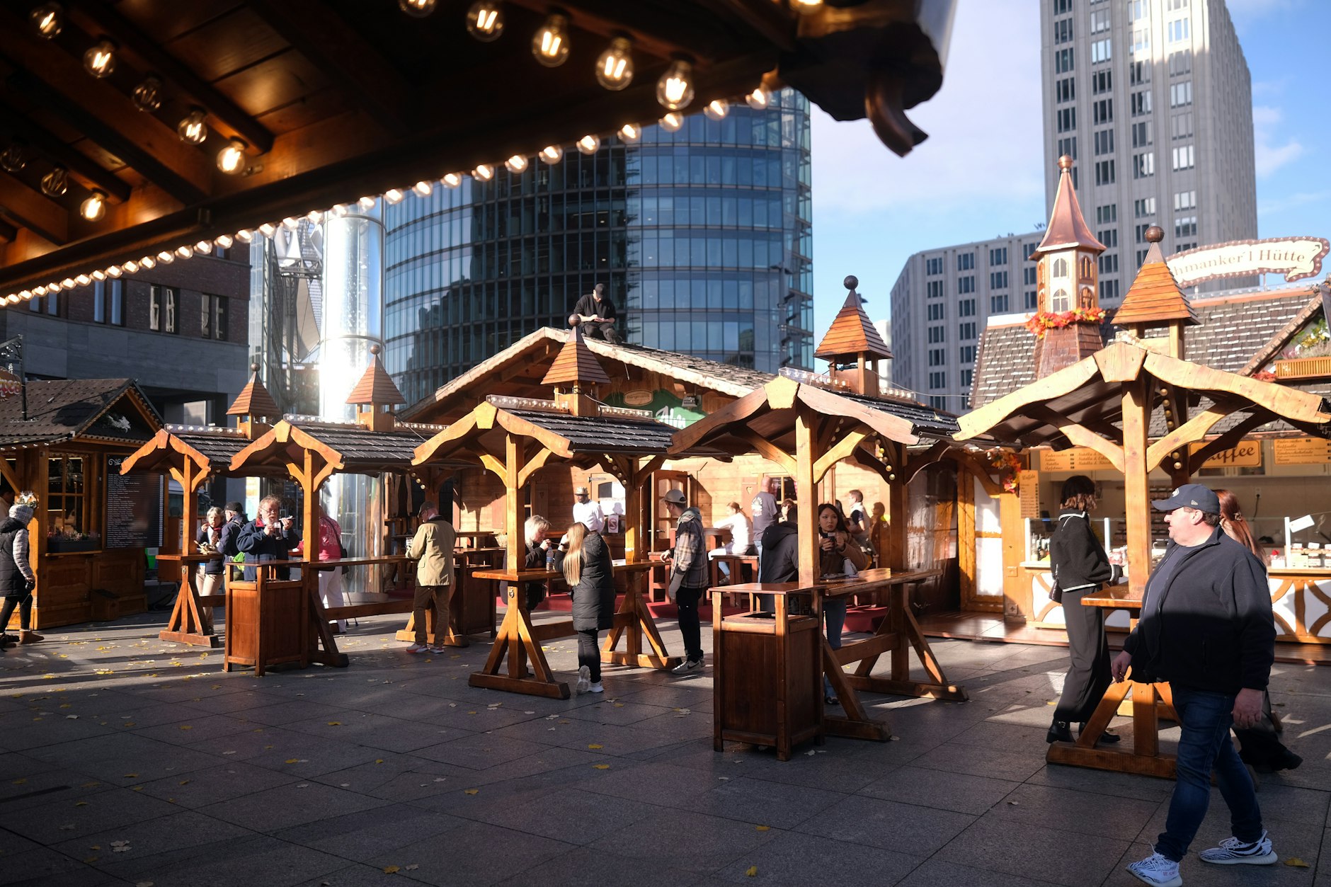 Heimelige Buden im Schatten der Wolkenkratzer am Potsdamer Platz. Bei Mandelduft und Glühwein kommt Winterstimmung auf.
