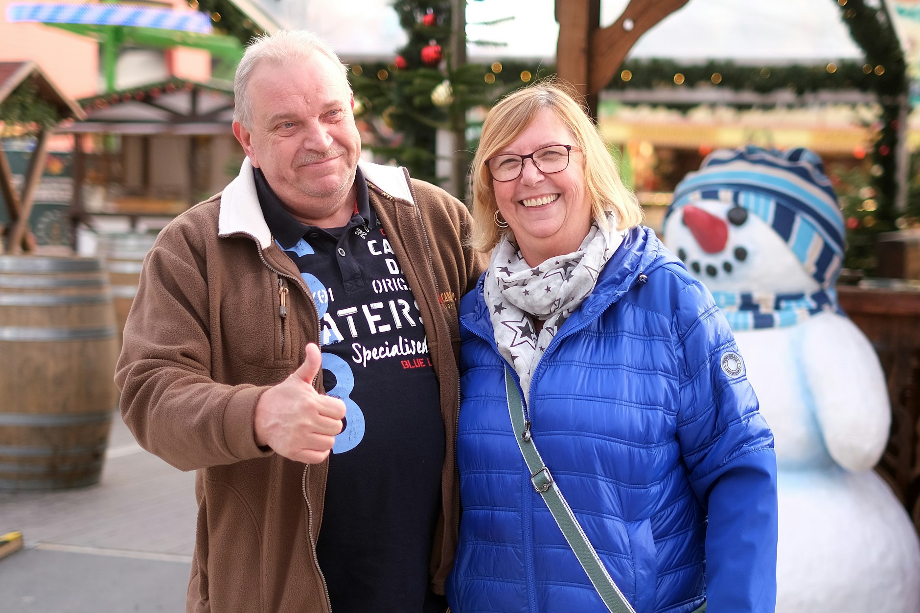 Michael und seine Frau Regina sind aus Marzahn nach Lichtenberg gekommen. Sie genießen die Ruhe auf dem Markt vor dem Ansturm an Abend.