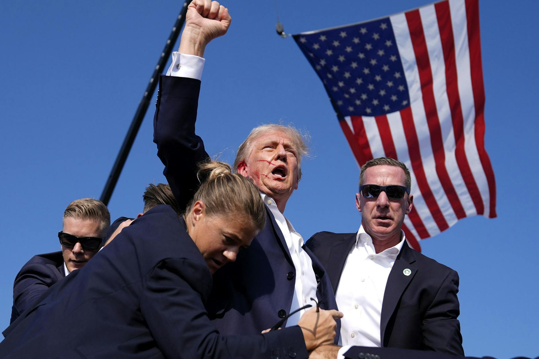 Donald Trump reckt nach dem Attentat 2024 auf ihn seine Faust in die Lust.