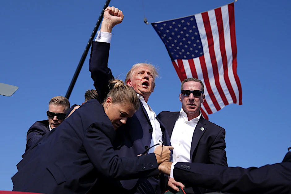 Donald Trump reckt nach dem Attentat 2024 auf ihn seine Faust in die Lust.