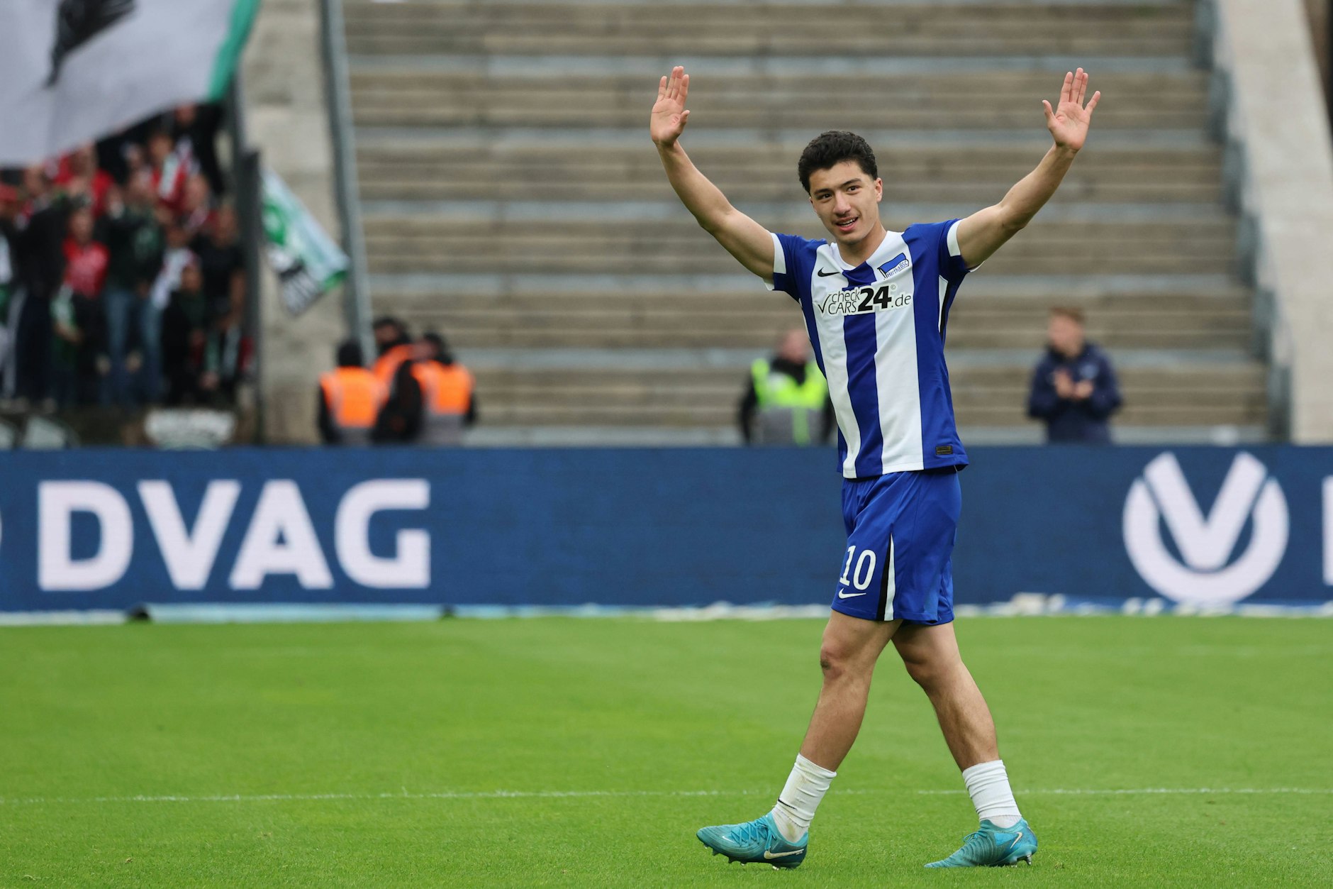 Ibrahim Maza verabschiedete sich zum Ende der vergangenen Saison von allen Fans von Hertha BSC und wechselte für zehn Millionen Euro plus Boni nach Leverkusen.