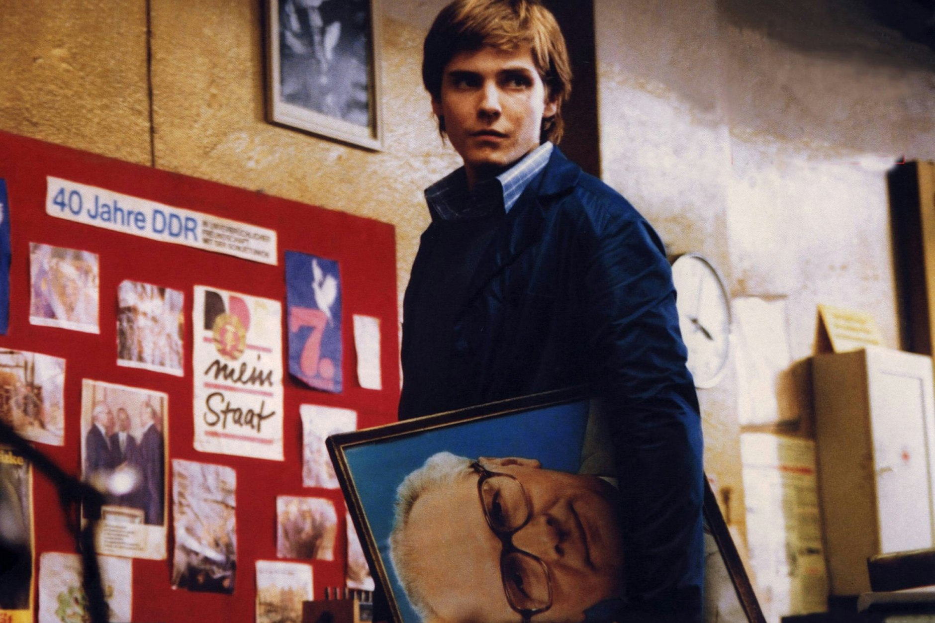 Daniel Brühl muss in „Good Bye, Lenin!“ seine kranke Mutter glauben machen, dass die DDR noch existiert.
