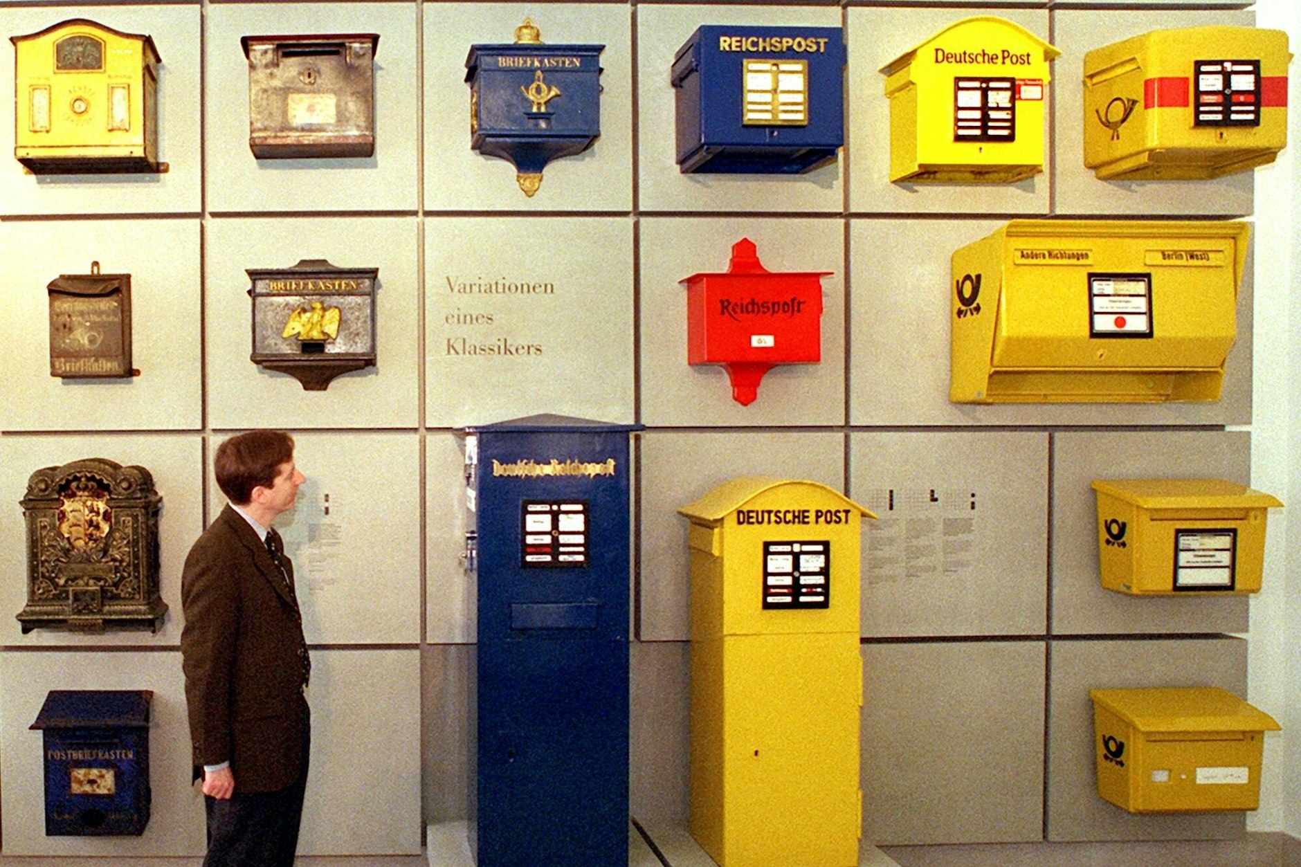 Briefkästen im Museum für Kommunikation in seinem Eröffnungsjahr 2000