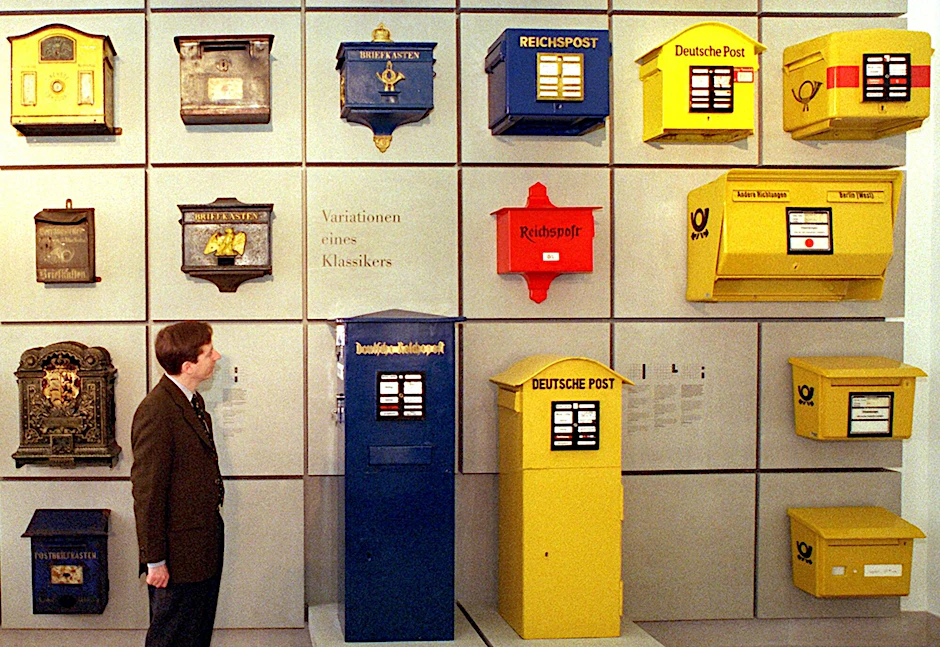 Briefkästen im Museum für Kommunikation in seinem Eröffnungsjahr 2000