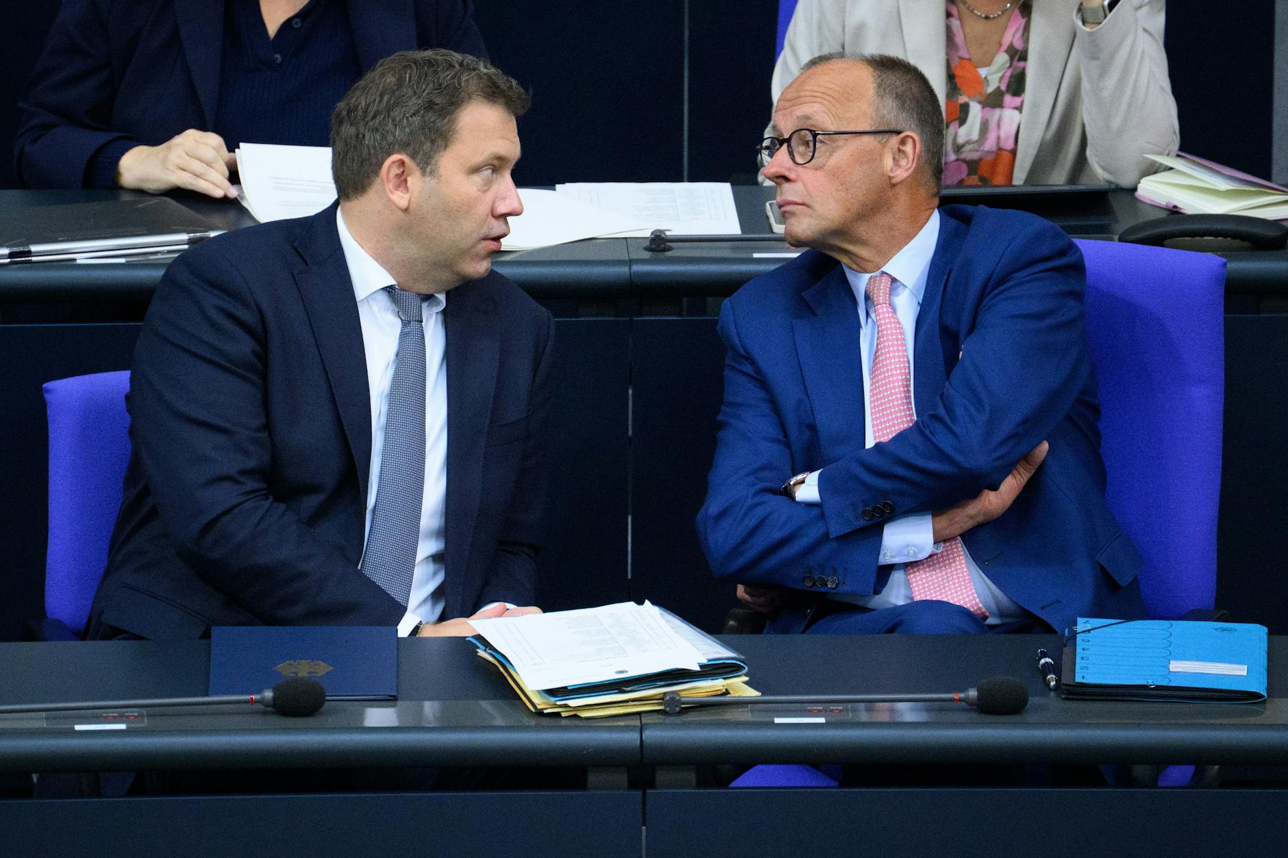 1,2 Milliarden Euro für Beamte – obwohl Bundeskanzler Friedrich Merz (CDU) und Finanzminister Lars Klingbeil (SPD) genau hier sparen wollten.