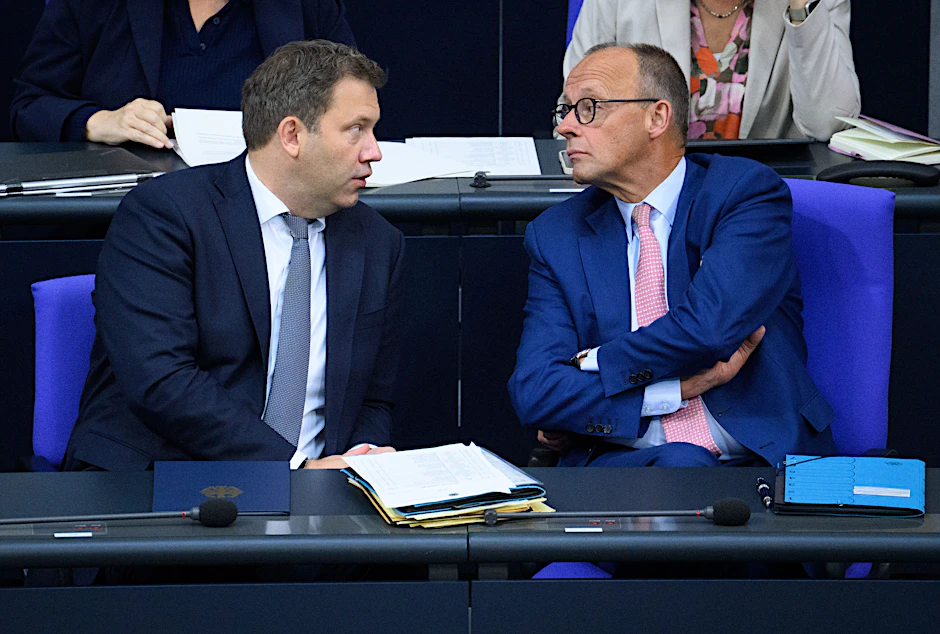 1,2 Milliarden Euro für Beamte – obwohl Bundeskanzler Friedrich Merz (CDU) und Finanzminister Lars Klingbeil (SPD) genau hier sparen wollten.