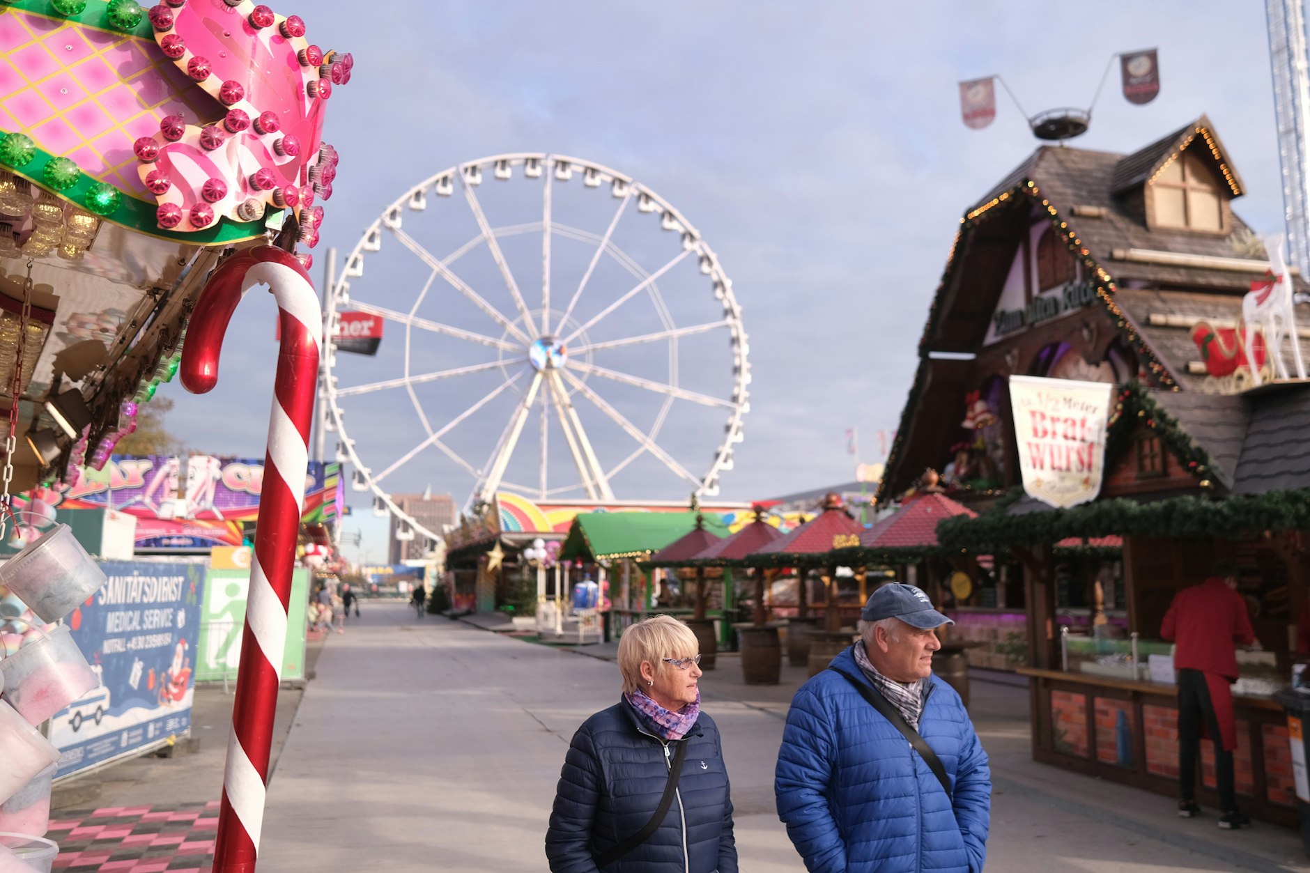 Das nagelneue Riesenrad ragt in den Lichtenberger Himmel. Am frühen Nachmittag ist noch Platz zwischen den Buden.