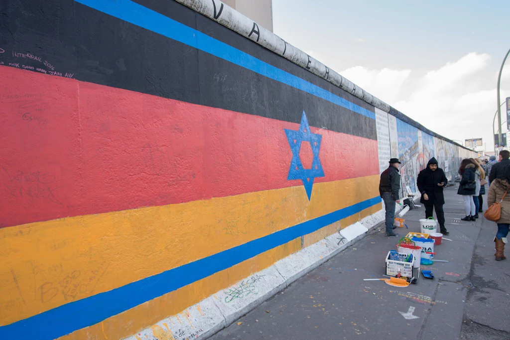 Schmiererei an East Side Gallery: Tatverdächtiger zuvor mit verfassungsfeindlichen Stickern aufgefallen