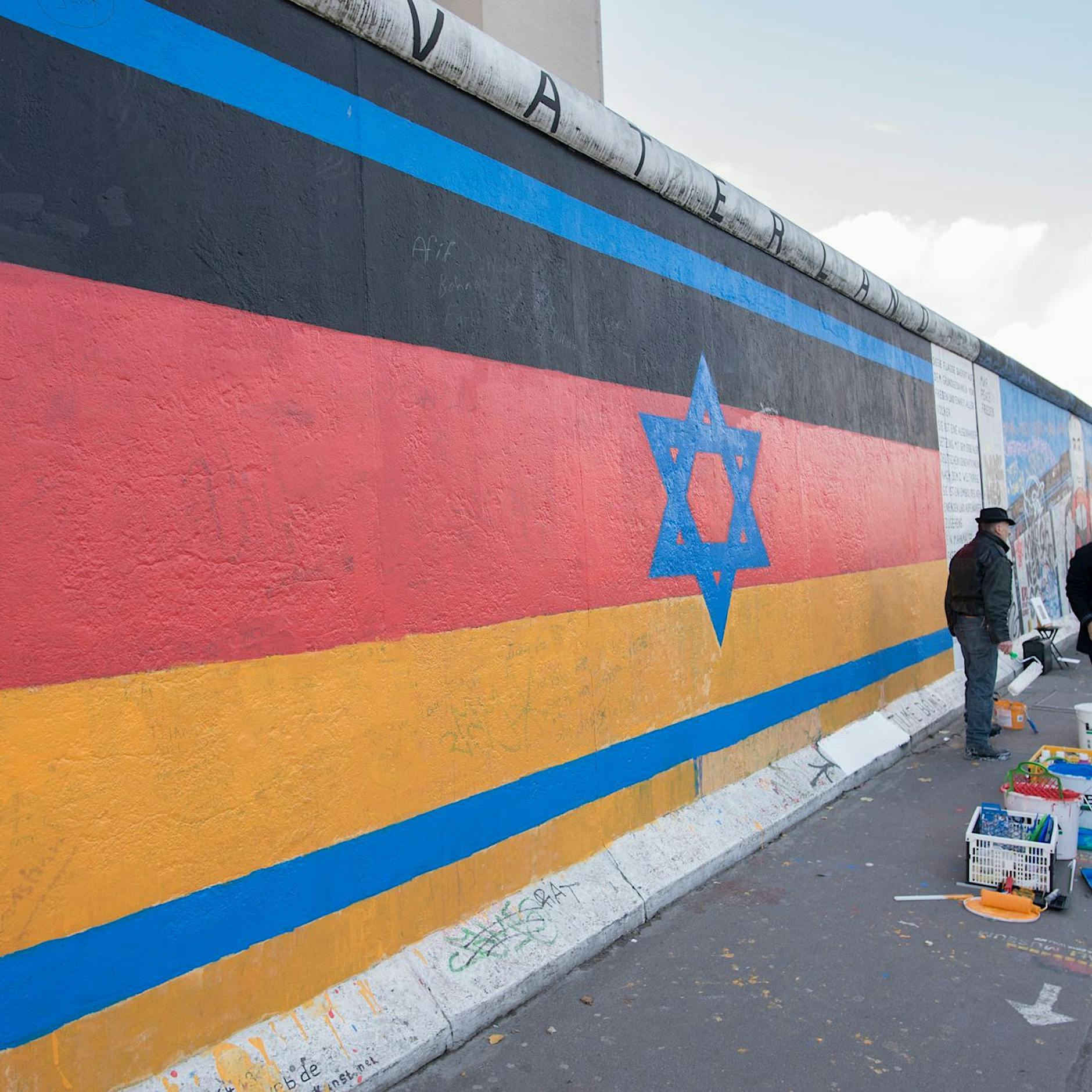 Schmiererei an East Side Gallery: Tatverdächtiger zuvor mit verfassungsfeindlichen Stickern aufgefallen