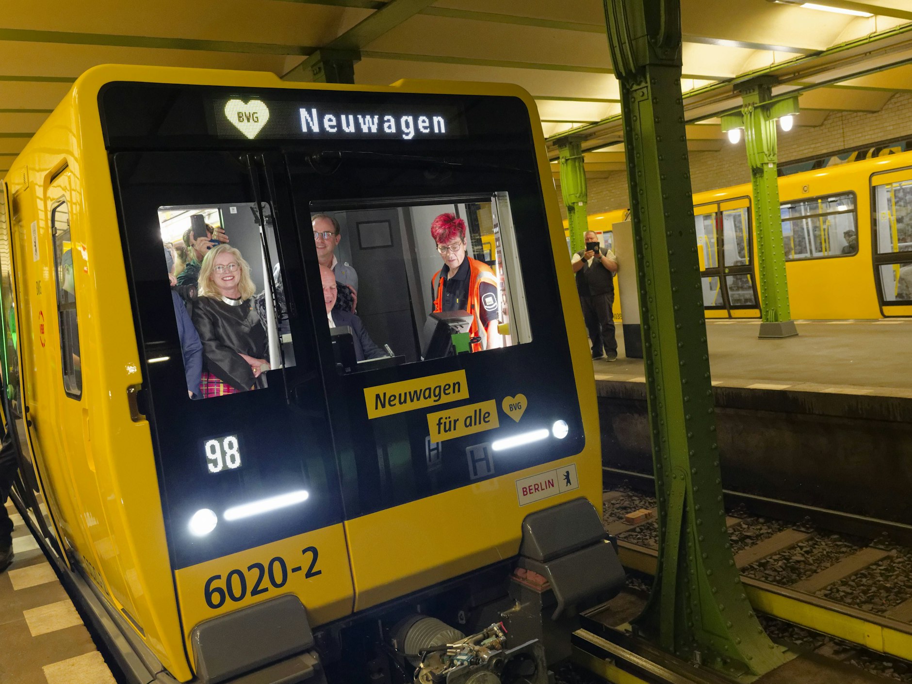 Großer Bahnhof: Bei der Premierenfahrt der neuen Berliner U-Bahn Baureihe JK im September 2025 sind der Regierende Bürgermeister Kai Wegner und Verkehrssenatorin Ute Bonde (beide CDU) im Führerstand dabei.