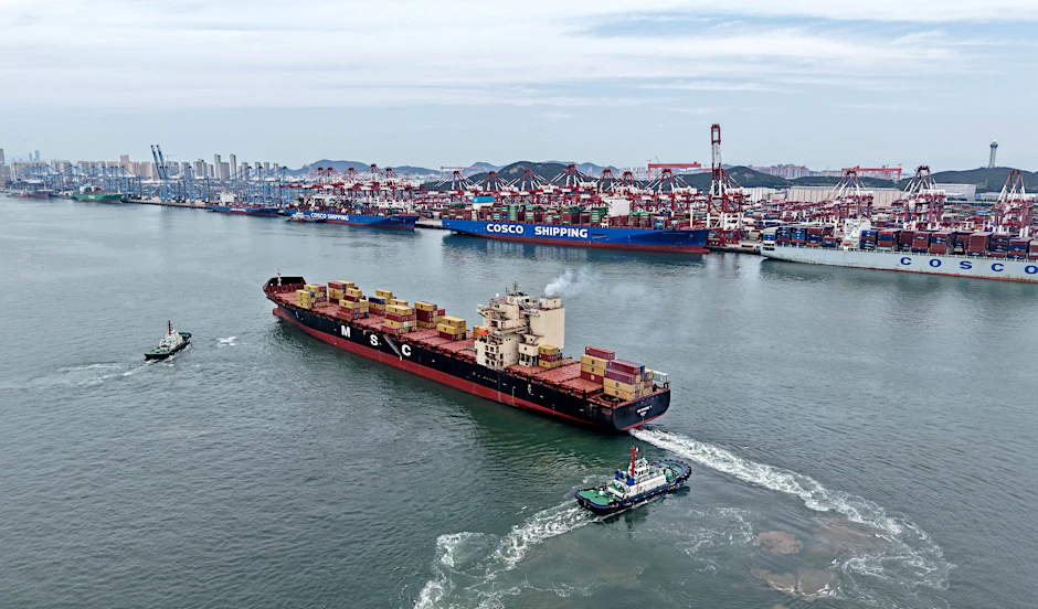 Ein Frachtschiff im chinesischen Hafen von Qingdao
