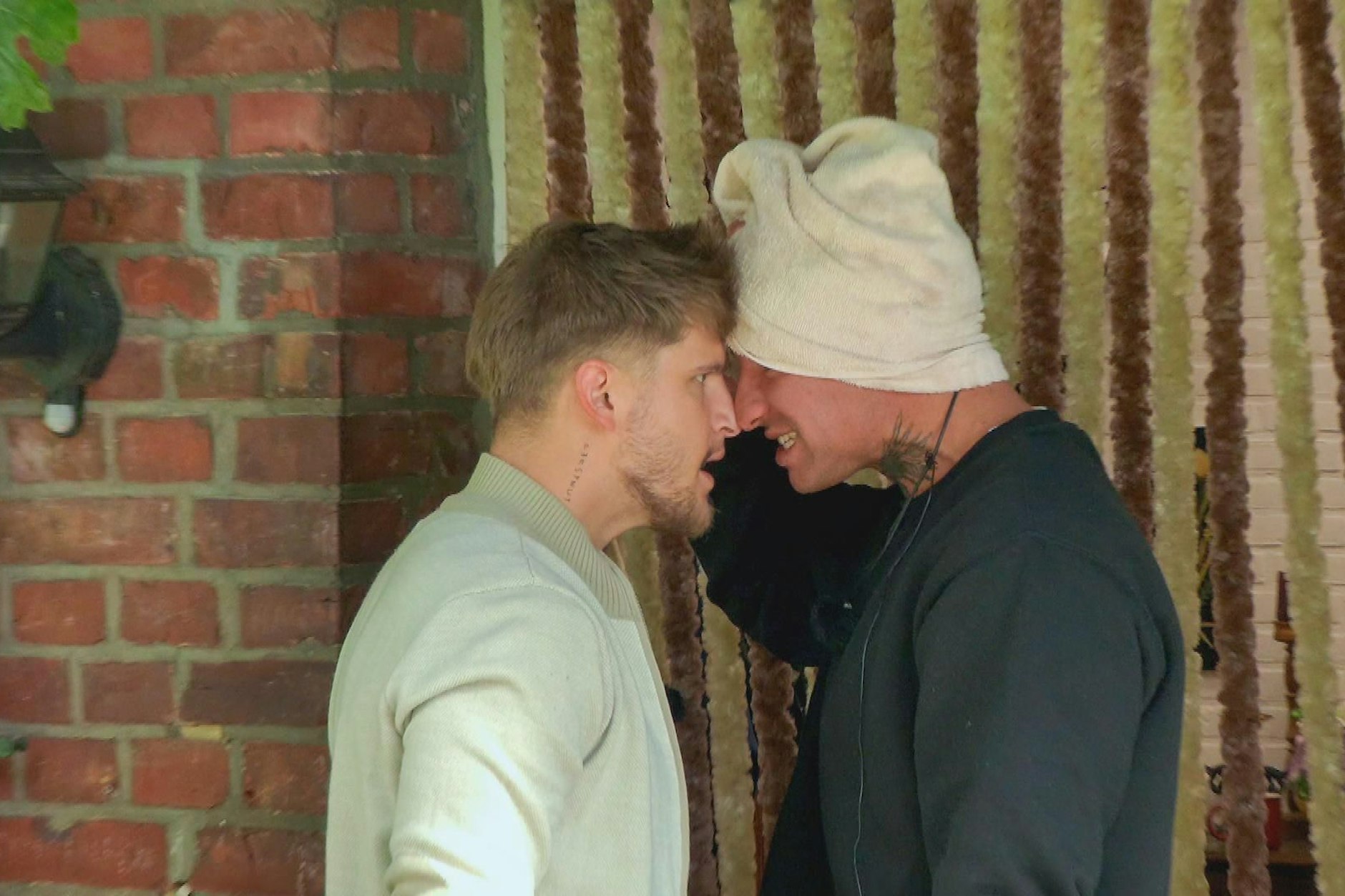 In der neunten Folge „Das Sommerhaus der Stars“ gehen sich Pascal und Micha fast an die Gurgel.