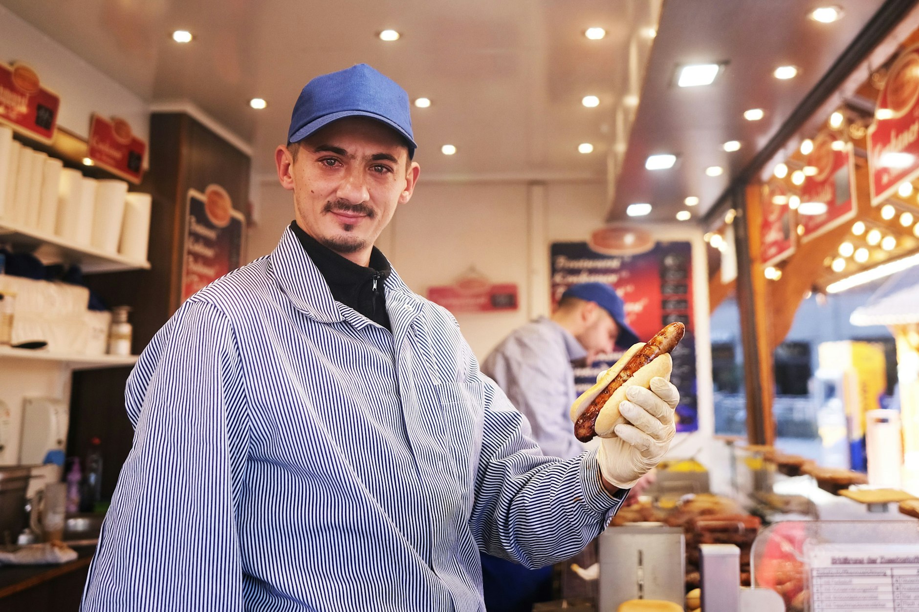 Die Preise auf dem Potsdamer Platz sind höher als an anderen Orten: Verkäufer Gabriel mit einer Bratwurst für sechs Euro.