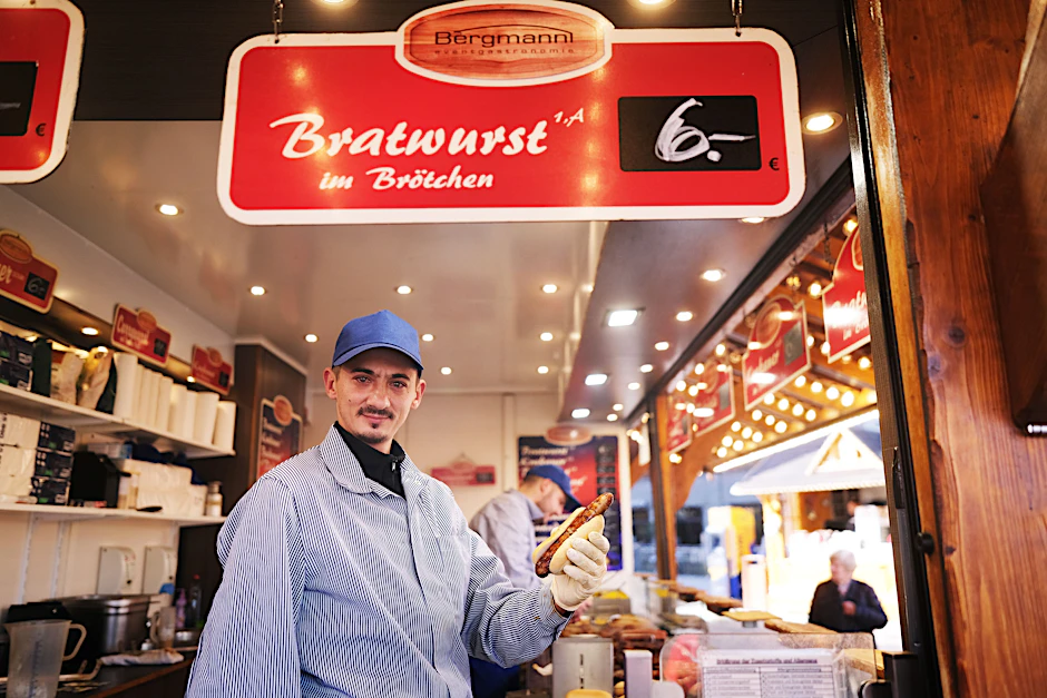 Die Preise auf dem Potsdamer Platz sind höher als an anderen Orten: Verkäufer Gabriel mit einer Bratwurst für sechs Euro.
