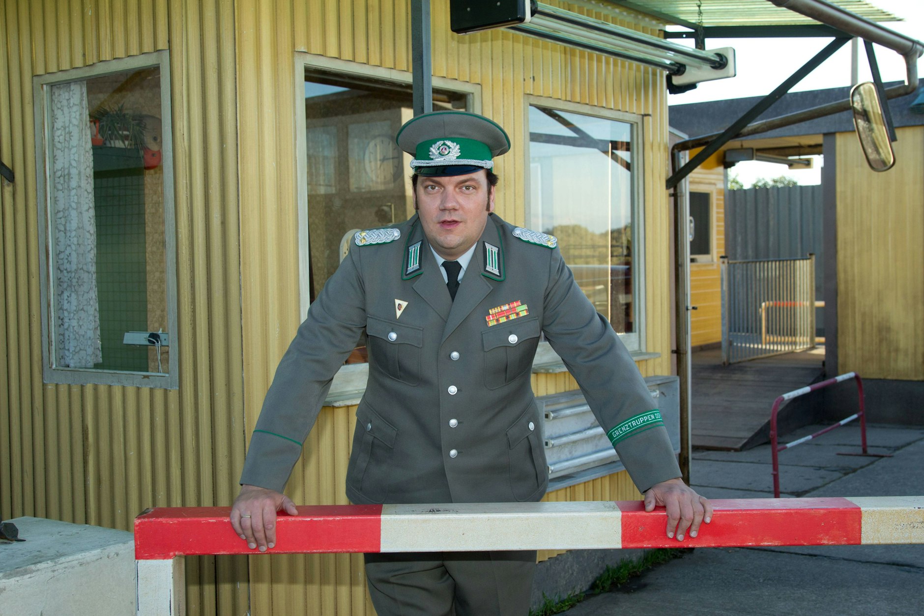 Oberstleutnant Harald Schäfer (Charly Hübner) kontrolliert an der Bornholmer Straße Grenzübergänger.