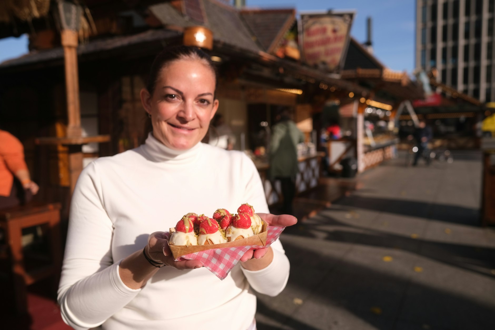 Bei Sarah am Waffelstand hat man die Qual der Wahl. Quarkbällchen mit üppiger Garnitur aus Erdbeeren, Pistanzien und weißer Schokolade kosten 10,50 Euro. Mit Puderuzcker gibt es sie für 5 Euro.