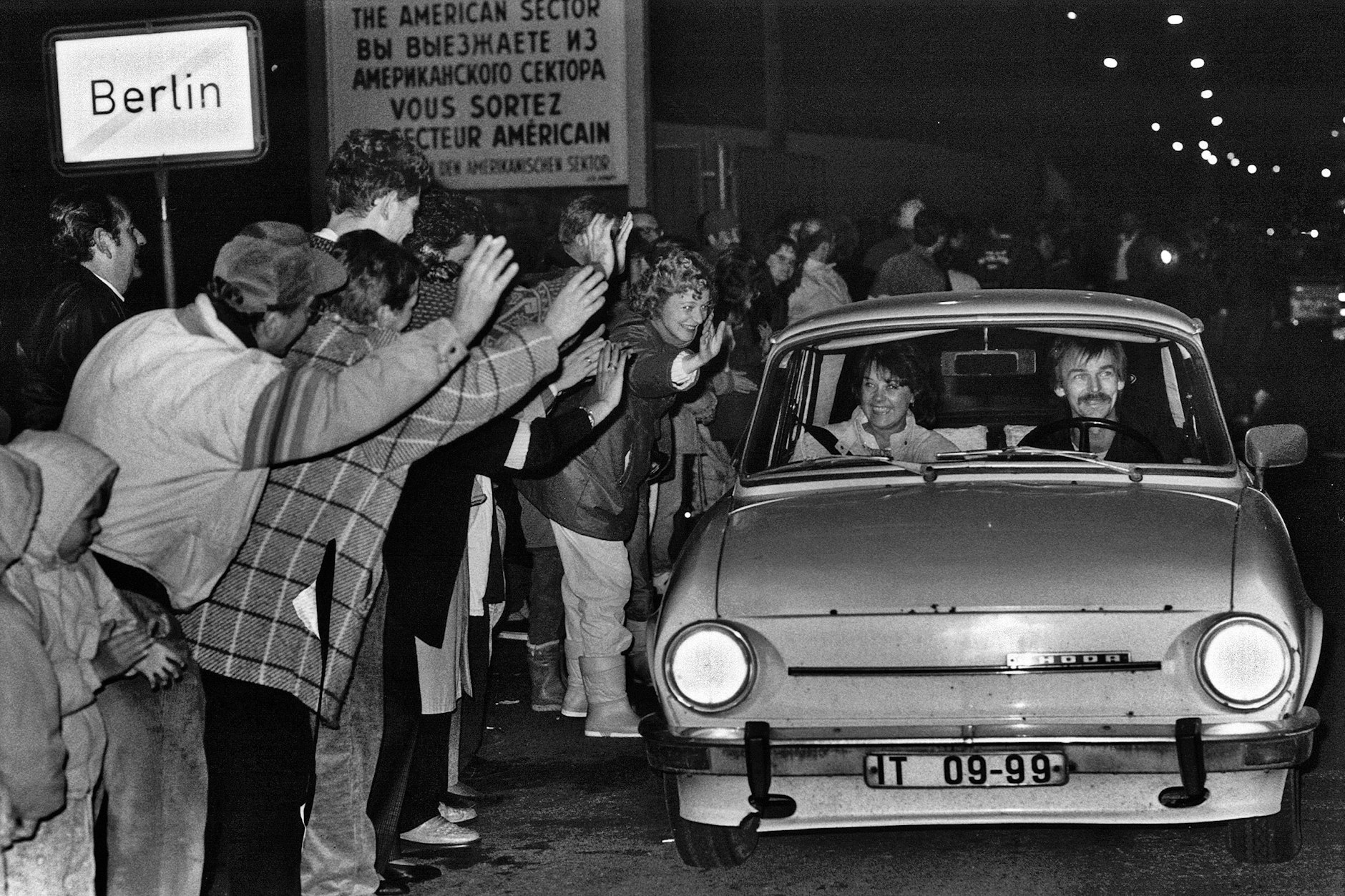 Nachdem die Nachrichten in Ost und West von der Öffnung der Mauer vekündet wurde, machten sich viele Tausende auf den Weg zu den Grenzen. Wie hier am Kirchhainer Damm in Berlin.