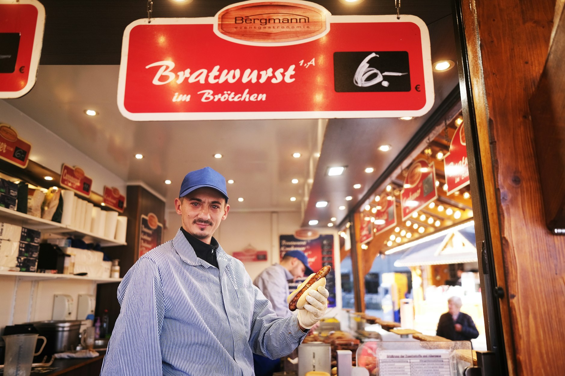 Gabriel und sein Kollege Christian braten Würste wie verrückt und hoffen auf viel Kundschaft zum Mittag.