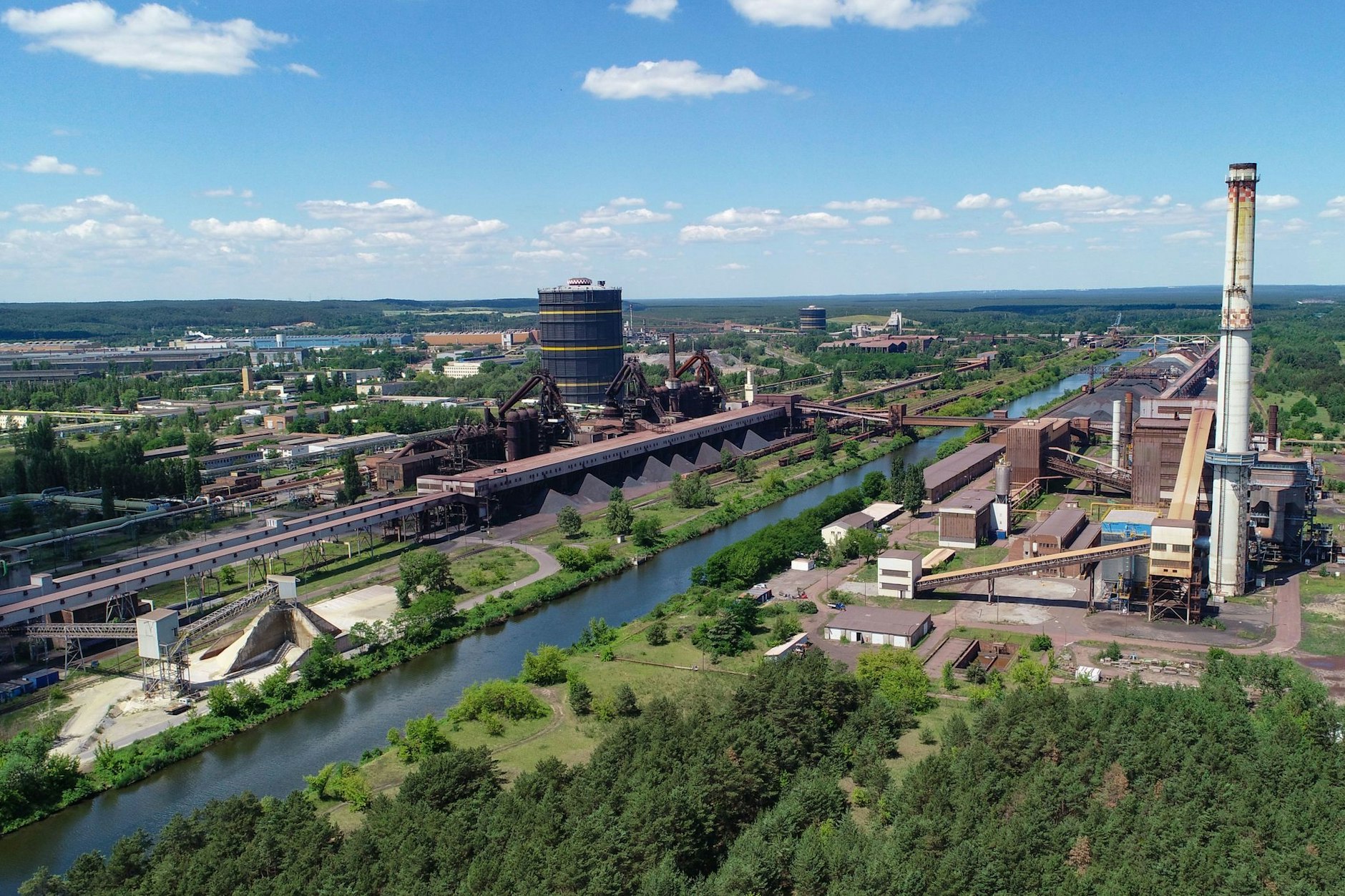 Das Werk der Arcelor Mittal Eisenhüttenstadt GmbH auf beiden Seiten des Oder-Spree-Kanals. Wird Reiches Industriestrompreis auch langfristig alle Probleme lösen?