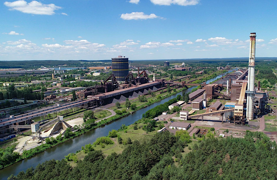 Das Werk der Arcelor Mittal Eisenhüttenstadt GmbH auf beiden Seiten des Oder-Spree-Kanals. Wird Reiches Industriestrompreis auch langfristig alle Probleme lösen?