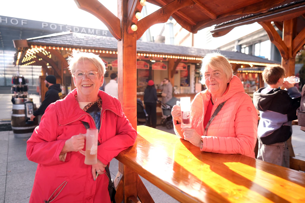 Ilona und Kornelia sind extra aus Frankfurt an der Oder nach Berlin gekommen. Ein heißer Glühwein bringt sie in Winterstimmung.