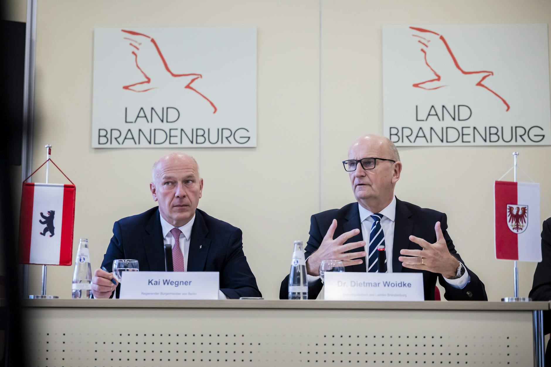 Kai Wegner (CDU, ), Regierender Bürgermeister von Berlin, und Dietmar Woidke (SPD), Ministerpräsident von Brandenburg, auf einer Pressekonferenz.