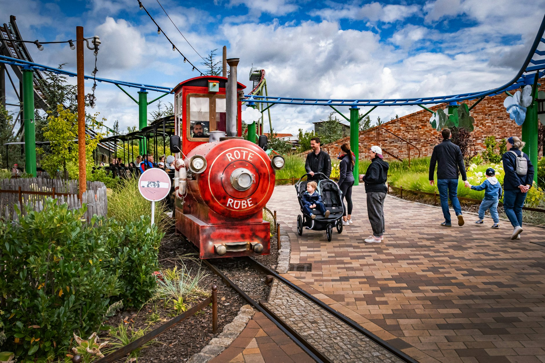 Karls Erlebnisdorf in Elstal. Hier können sich die eingeladenen Beamten den Erdbeer-Döner schmecken lassen und mit etlichen Fahrgeschäften herumdüsen.
