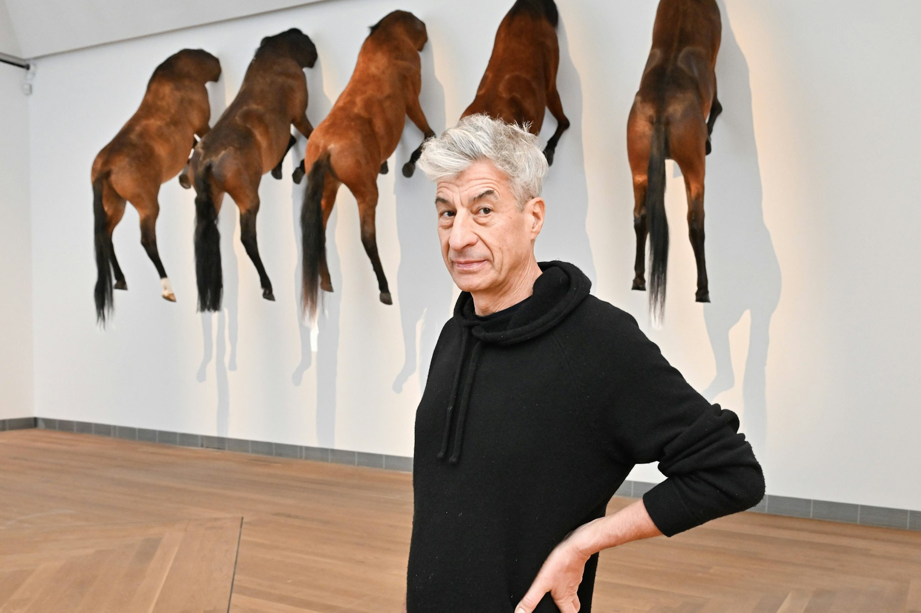 Maurizio Cattelan in seiner Ausstellung „The Third Hand“ 2024 im Moderna Museet in Stockholm