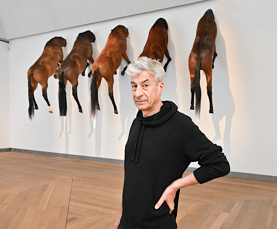 Maurizio Cattelan in seiner Ausstellung „The Third Hand“&nbsp;2024 im Moderna Museet in Stockholm