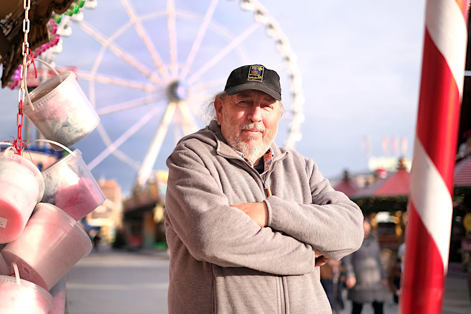 Marktchef Oliver Hellwig hat in Lichtenberg an der Landsberger Allee zum zweiten Mal einen Weihnachtsrummel für Groß und Klein auf die Beine gestellt.