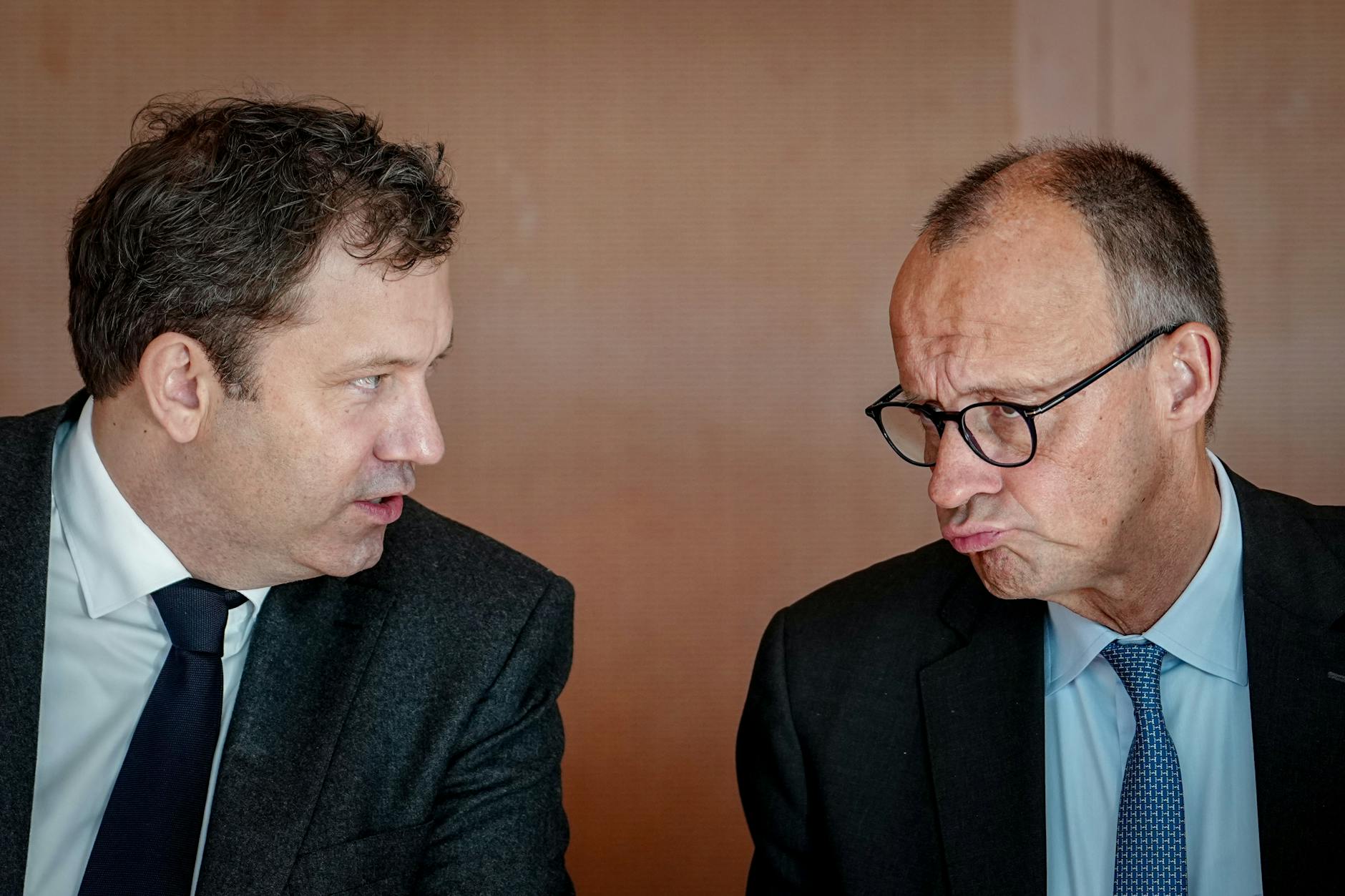 Lars Klingbeil (l, SPD) und Bundeskanzler Friedrich Merz (CDU).