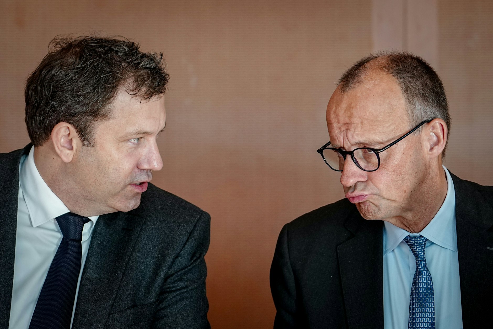 Lars Klingbeil (l, SPD) und Bundeskanzler Friedrich Merz (CDU).