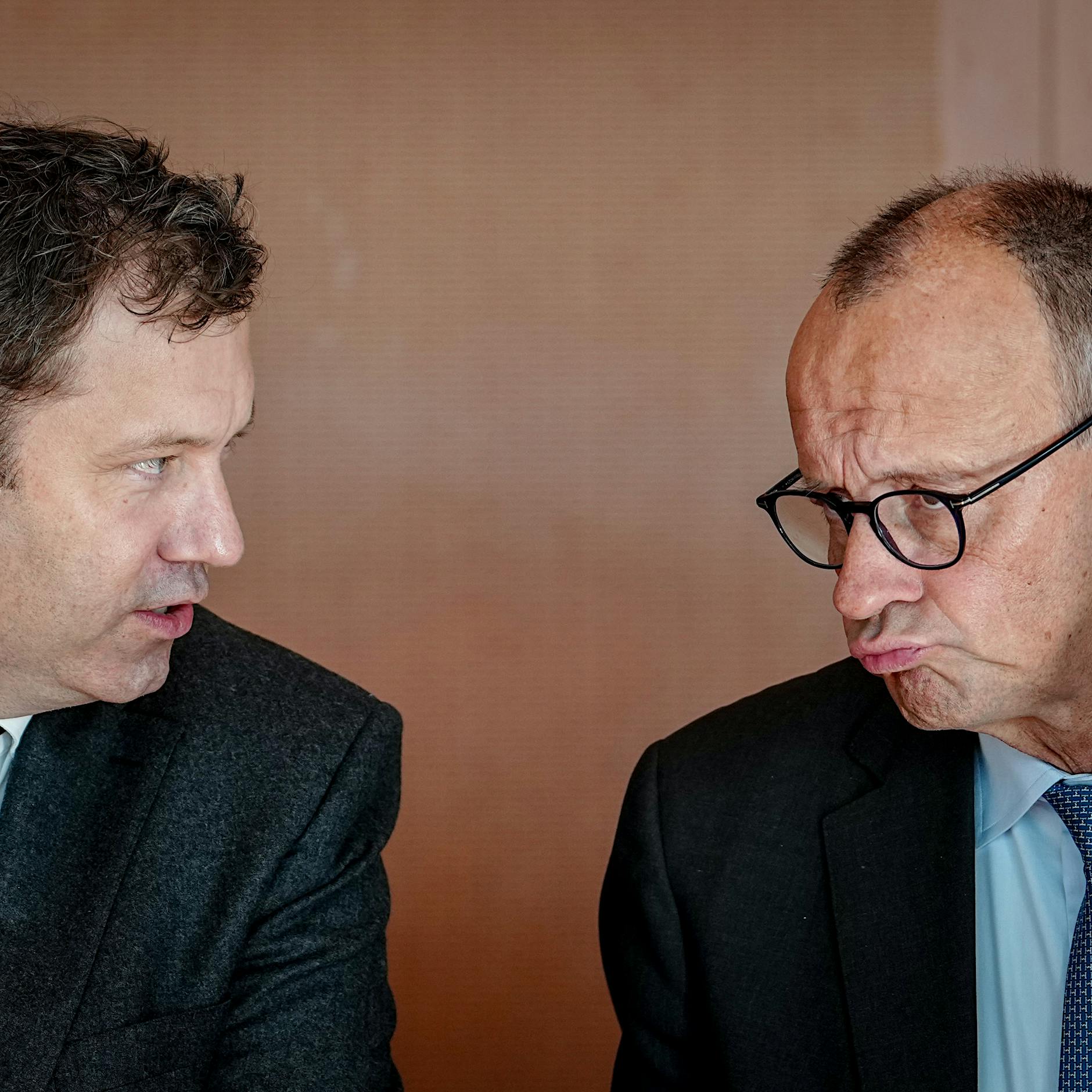 Kanzler Merz zeigt Grafik in Sitzung: „Dann ist diese Regierung gescheitert“