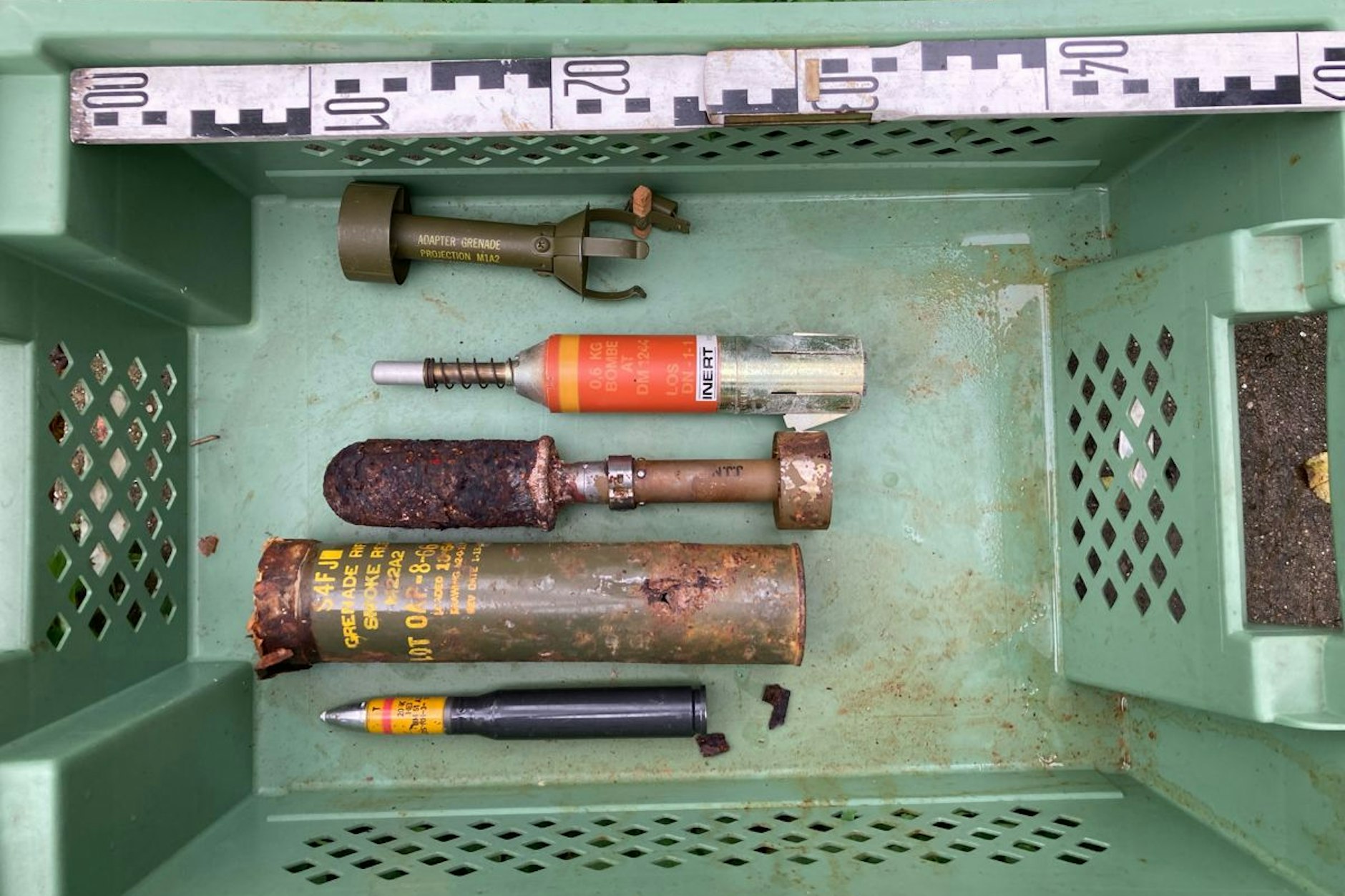 Ein kleiner Teil der Waffen- und Sprengstoff-Sammlung des Rentners, der tot in seiner Wohnung in Augsburg gefunden wurde.