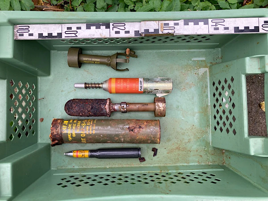 Ein kleiner Teil der Waffen- und Sprengstoff-Sammlung des Rentners, der tot in seiner Wohnung in Augsburg gefunden wurde.