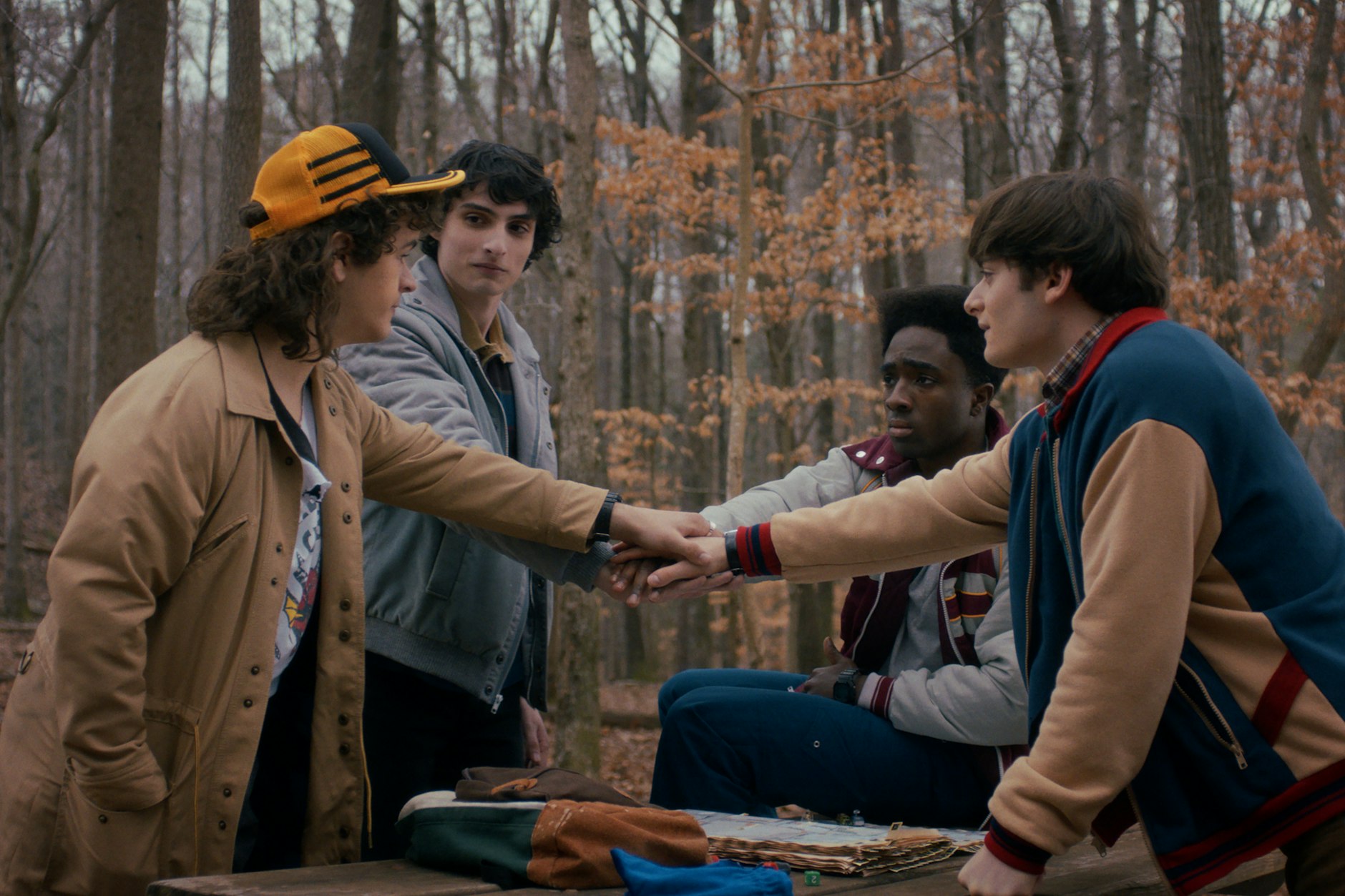 Gaten Matarazzo als Dustin Henderson, Finn Wolfhard als Mike Wheeler, Caleb McLaughlin als Lucas Sinclair,uand Noah Schnapp als Will Byers in „Stranger Things“ Staffel 5.